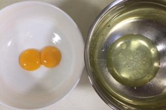 先制作戚风夹层：蛋白和蛋黄分离在无水无油的容器内。