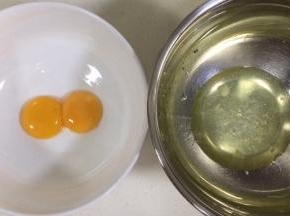 先制作戚风夹层：蛋白和蛋黄分离在无水无油的容器内。