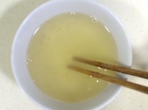 加入130克热水，搅拌至吉利丁粉溶解。
