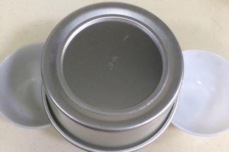 出炉后从20厘米高处自由落体两次，立刻倒扣放凉。