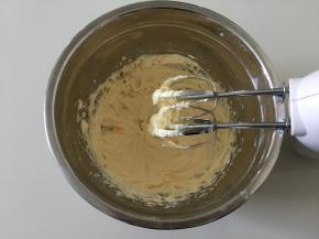 打发至体积变大颜色变浅；