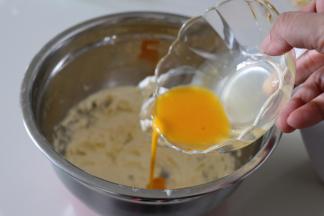 分2-3次加入全蛋液，每次都要搅打至完全吸收后再倒入下一次；