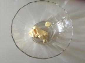 取50g打好的黄油到一个干净碗里；