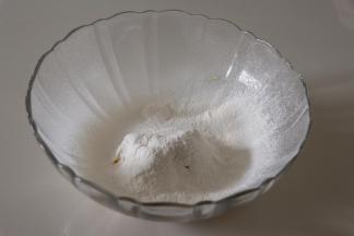 筛入70g低粉,揉成原色面团；