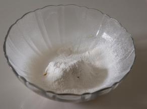 筛入70g低粉,揉成原色面团；