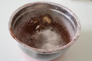 剩下的黄油盆里筛入余下的100g低粉和可可粉，揉成面团；