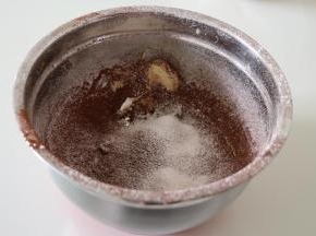 剩下的黄油盆里筛入余下的100g低粉和可可粉，揉成面团；