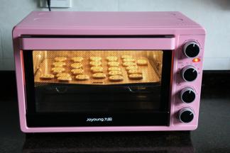 烤箱170度预热后，中层18分钟左右，至白色面团微微上色后即可，出炉后放在冷却架上晾凉后放入密封盒内保存。