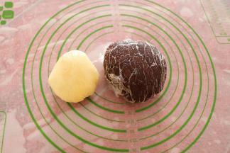 都均匀揉成面团后，包上保鲜膜放进冰箱冷藏一小时；