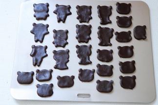 一一慢慢移到烤盘上，多余的面团可以重新揉好再次擀开反复操作一遍，直至把面团都用完；