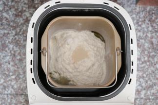 将面团中的所有食材按照先液体后固体的顺序放进面包机桶内，酵母放面粉中间，盐、糖对角放，选择和面功能；
