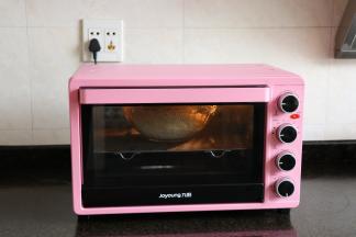 放进烤箱，选择发酵功能发酵1小时；