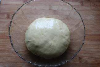 程序结束后取出面团，揉圆放进碗里，表面抹一层橄榄油（配方外）；