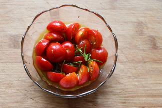 将小番茄、新鲜迷迭香洗干净，跟意大利香草、橄榄油、适量盐混合均匀浸泡备用；