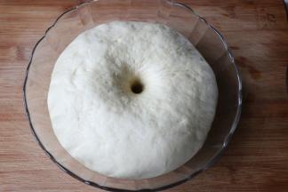 面团发酵到两倍大后取出，排气；