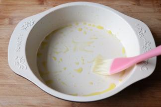 烤盘刷一层橄榄油（配方外）；