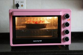 放进预热好的烤箱内，中层，上下火，200度，烤20分钟；