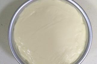 继续倒入慕斯糊，表面留5毫米左右的高度做镜面。入冰箱冷藏3-4小时，只要慕斯凝固了就可以了。