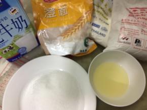 各种材料准备齐全，里面少了炼奶，家里没有，我用蜂蜜代替了。