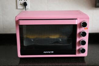 放进烤箱中层，选择干果功能，时间选择长通，烘烤6小时即可；