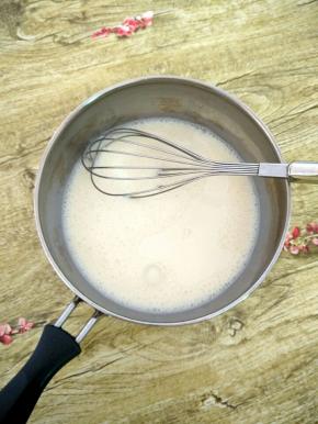 牛奶，淡奶油，白糖倒入锅中，小火煮至白糖融化(不需要煮沸)，将其放凉。