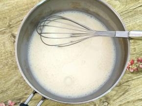 牛奶，淡奶油，白糖倒入锅中，小火煮至白糖融化(不需要煮沸)，将其放凉。