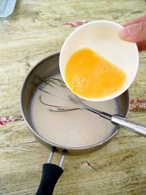 加入打散的鸡蛋拌匀