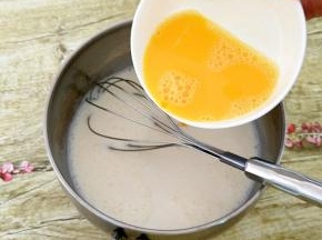 加入打散的鸡蛋拌匀