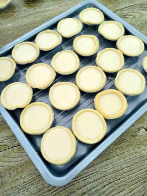 倒入提前放软的挞皮中九分满。