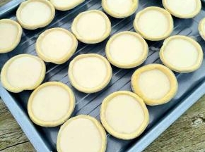 倒入提前放软的挞皮中九分满。