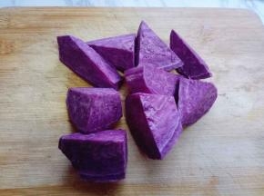 切小块，这样蒸起来熟的快，节省时间。
装入容器中，隔水蒸熟。水烧开后(约蒸了8分钟样子)