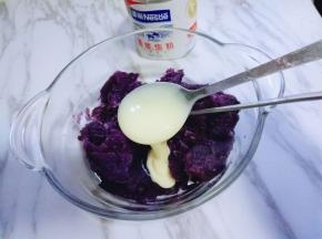 加入一勺炼乳，搅拌均匀。