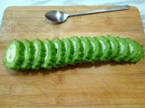 苦瓜冷水冲洗干净，去根，去尖，切片，约一厘米厚的片。