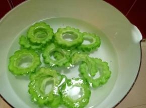 锅中加入水大火烧开，放入切好的苦瓜。