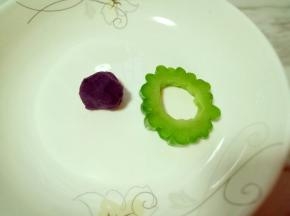 取一个苦瓜圈，取一小块紫薯泥(紫薯泥大小个苦瓜圈的大小差不多即可)