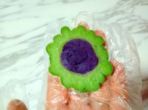 将紫薯泥填入苦瓜圈里，压实填平。
依次做完。