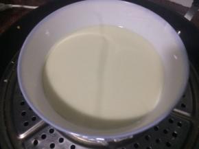 搅拌均匀后的导入一个碗里有抹油的大碗中，烧水，待水烧开后放入锅中，中大火蒸半小时左右，出锅，用筷子搅拌下盖上保鲜膜纳凉。