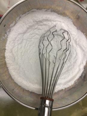 三种粉混合过筛搅拌均匀。