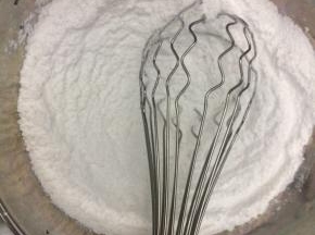 三种粉混合过筛搅拌均匀。