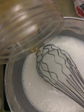 加入蜂蜜搅拌均匀。