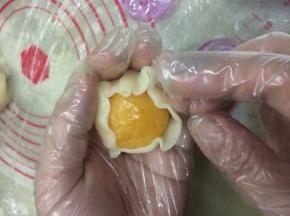按照每个4:6的比例分别称出皮和馅就可以包了。