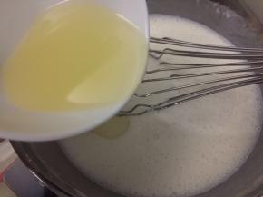 加入玉米油搅拌均匀。