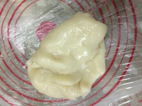 等到面团不是特别烫手时取出不停揉搓，至光滑的面团。