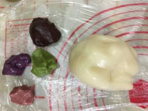取一小部分加入不同颜色的干粉揉均匀。