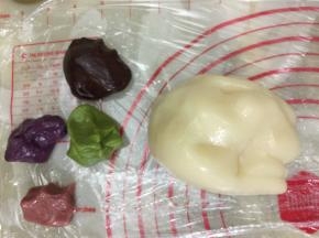 取一小部分加入不同颜色的干粉揉均匀。