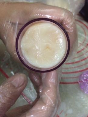 做好的月饼面团放入模具，压实。