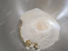 和面盆中放入面粉、酵母、植物油、糖和盐