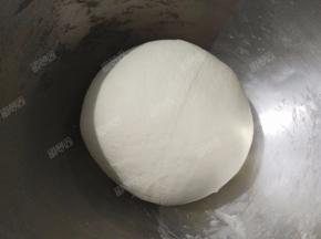 将面团揉成光滑的面团