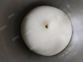 盖上保鲜膜发酵，发酵好的面团手指沾面粉戳洞不回缩不塌陷