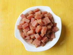 面团发酵的时候可以准备馅料，牛肉切粒，加入烤肉料抓匀腌制入味